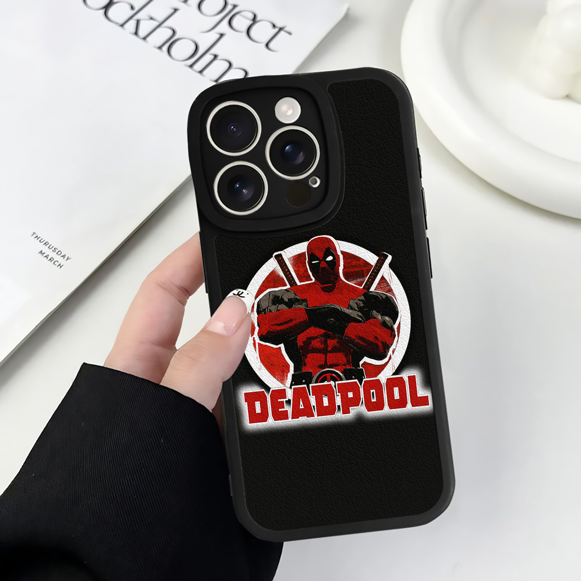 （画像用） Deadpool デッドプール 【iPhone 16シリーズ対応】シリコンスマホケース（レザー調） 材質：シリコン